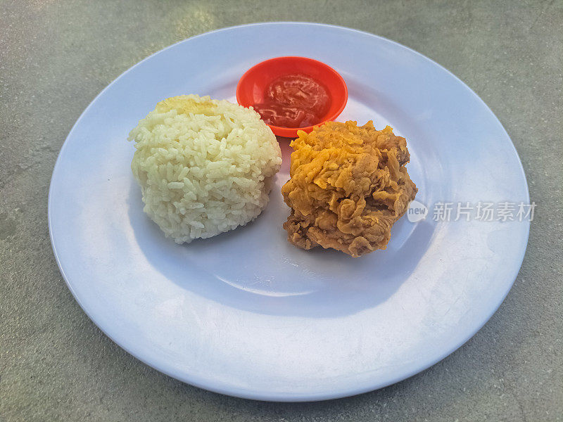 美味的辣酱米饭炸鸡。Nasi Ayam Goeng。食品菜单。